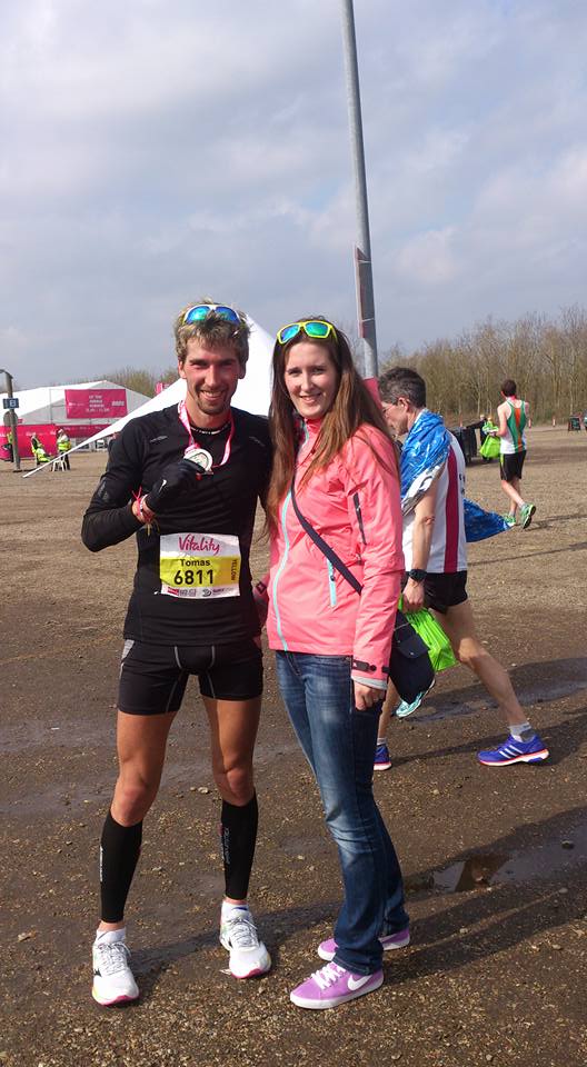 Tomáš so sestrou v Anglicku, kde spravil svoj osobák na polmaratón