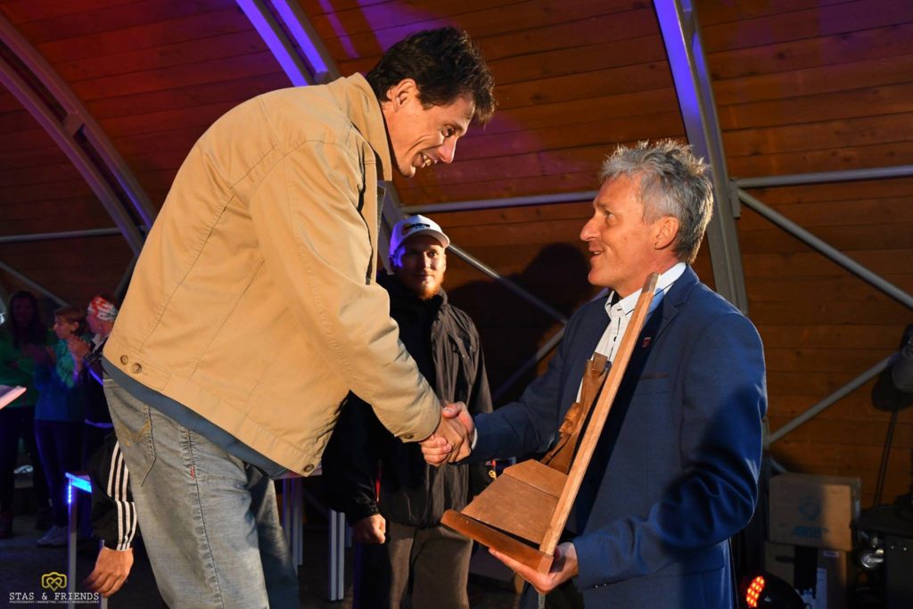 Peter Hritz odovzdáva cenu celkovému víťazovi XVII. ročníka Memoriálu Jána Stilla Robovi Štefkovi (autor: Peter Stas)