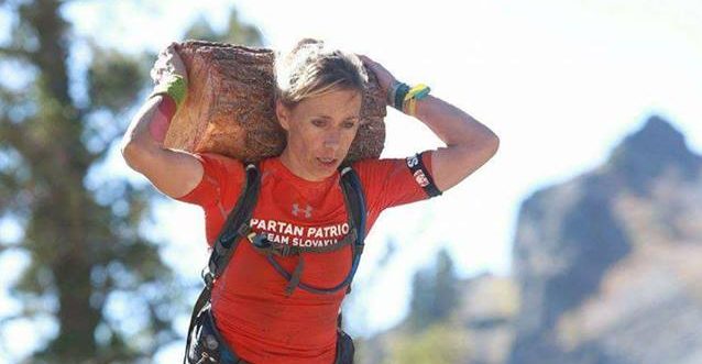 Typická súčasť Spartana - nosenie drevených klád.